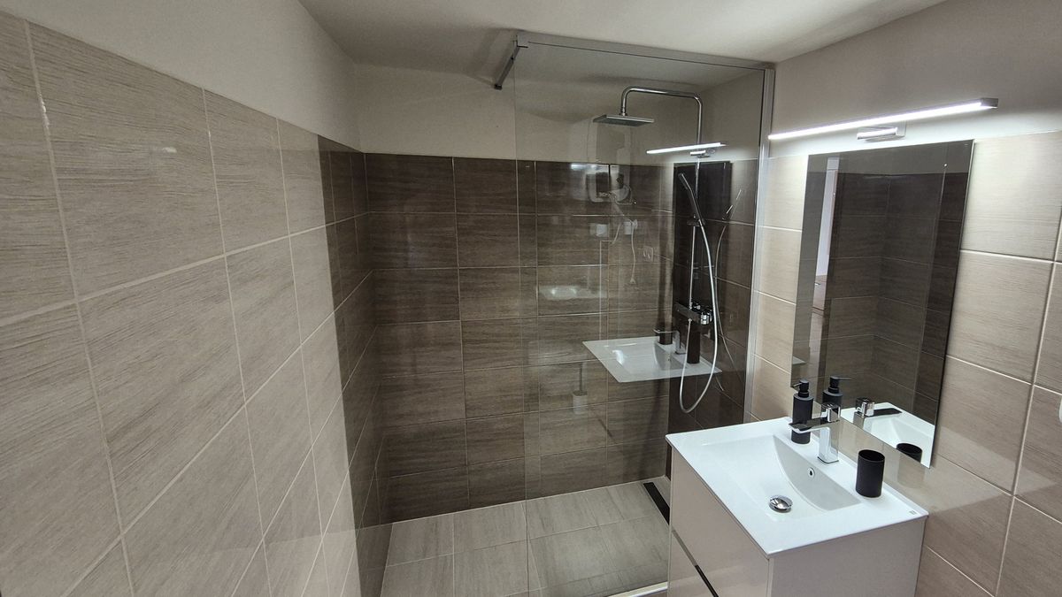 világos apartman belső tér – Maycherry Apartments Siófok (ap1)