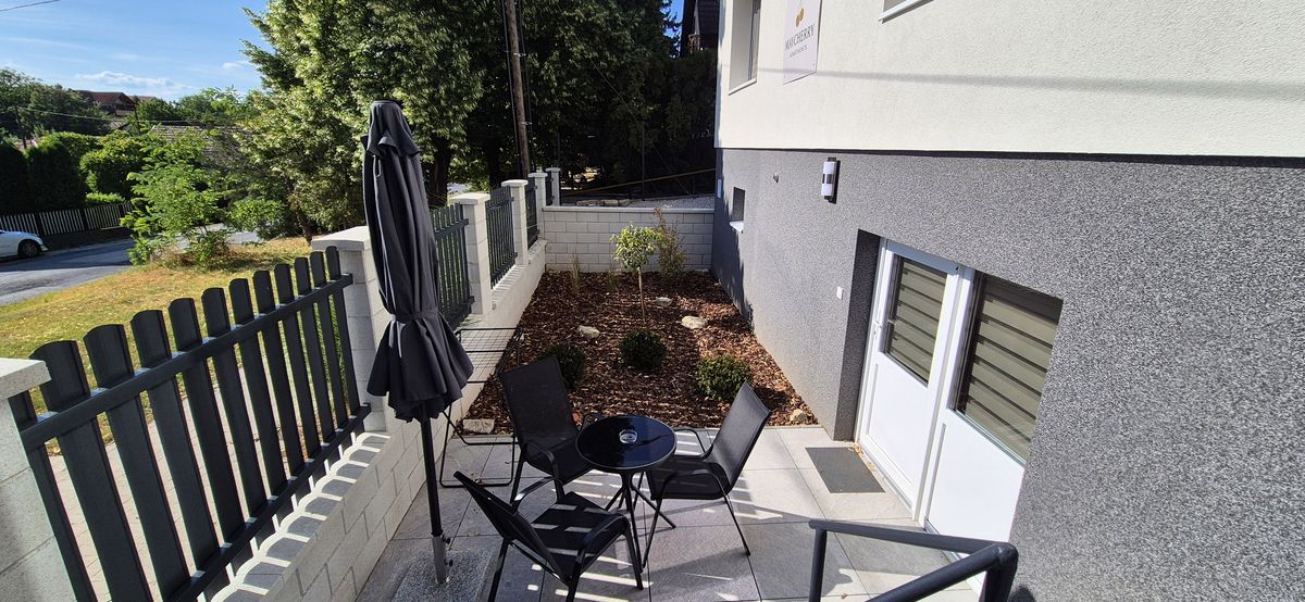 terasz és gondozott kert – Maycherry Apartments Siófok (ap1)