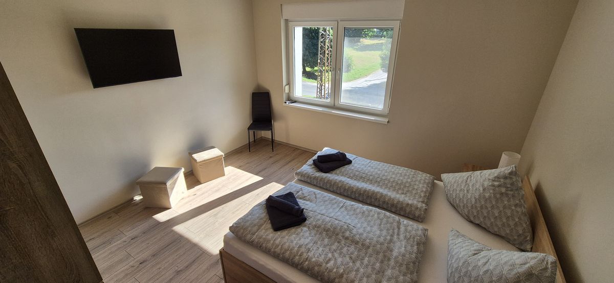 tágas hálószoba franciaággyal – Maycherry Apartments Siófok (ap2)
