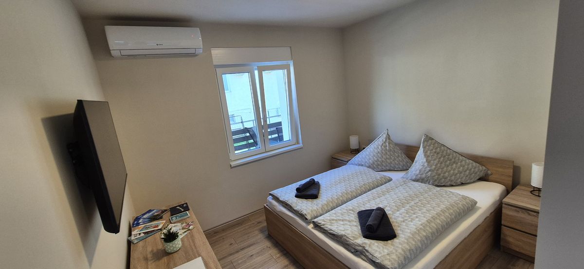 tágas hálószoba franciaággyal – Maycherry Apartments Siófok (ap3)