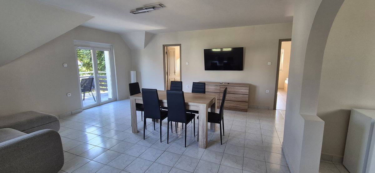 világos apartman belső tér – Maycherry Apartments Siófok (ap4)