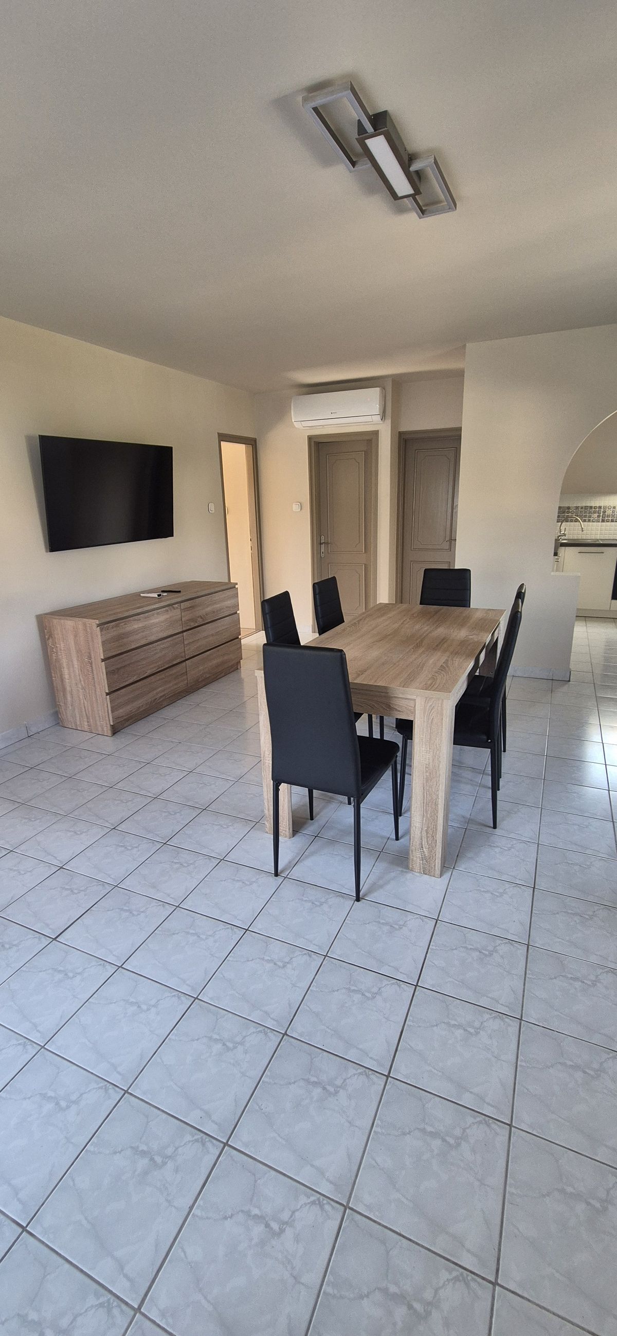 hálószoba éjjeliszekrénnyel – Maycherry Apartments Siófok (ap4)