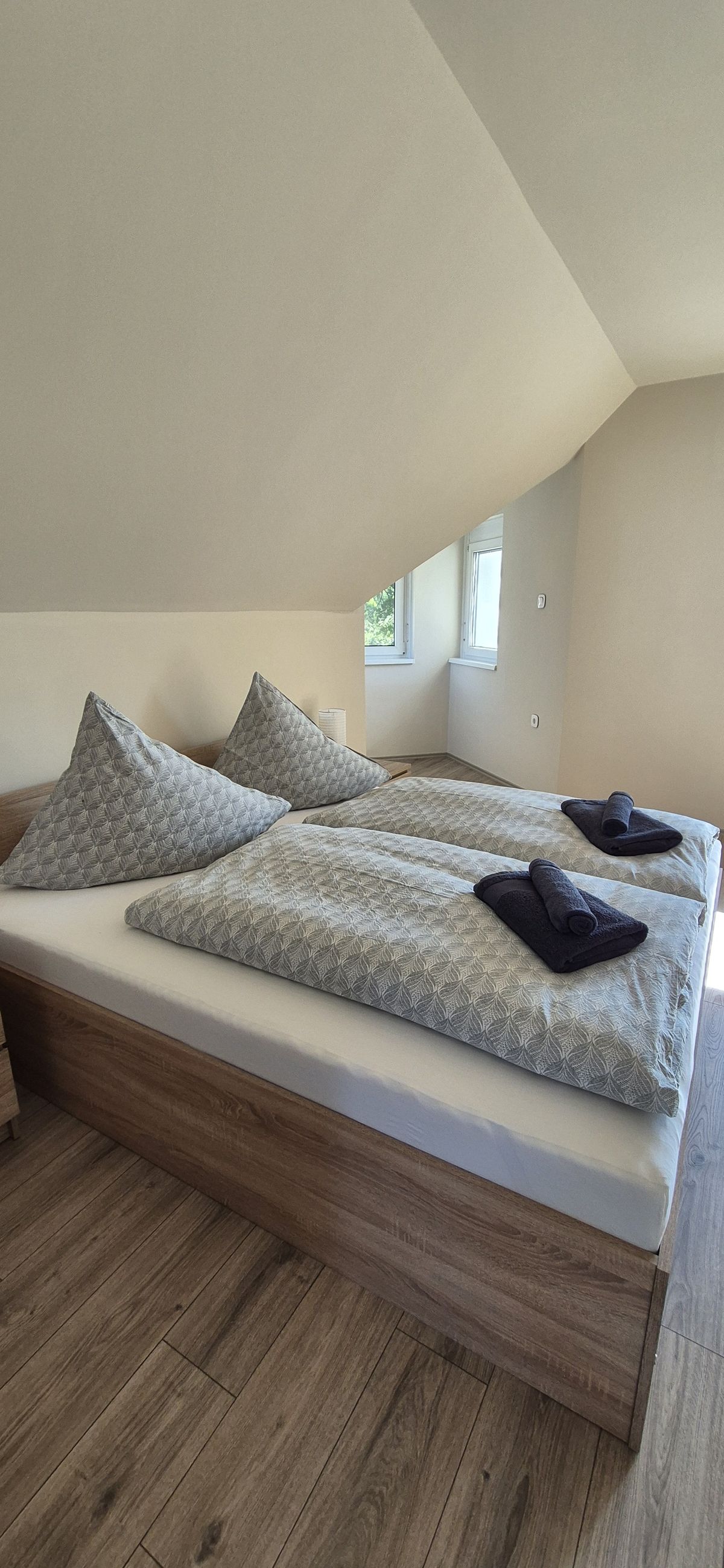 tágas hálószoba franciaággyal – Maycherry Apartments Siófok (ap4)