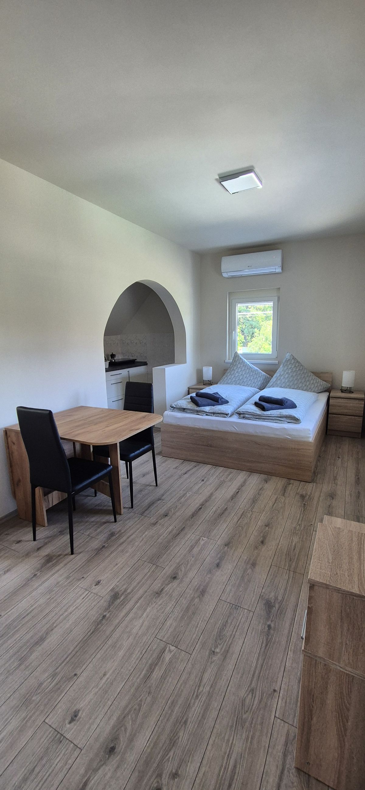világos apartman belső tér – Maycherry Apartments Siófok (ap5)