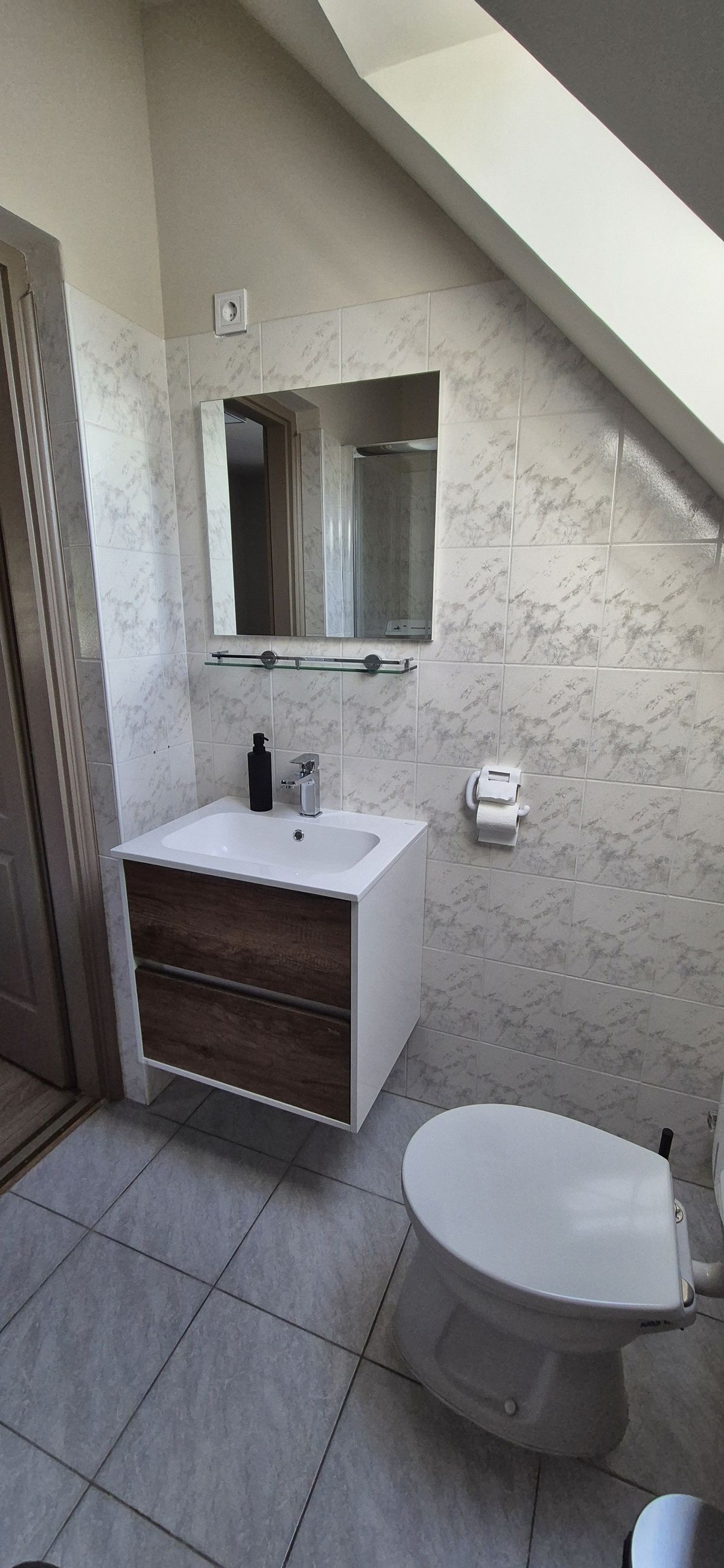 hálószoba éjjeliszekrénnyel – Maycherry Apartments Siófok (ap5)